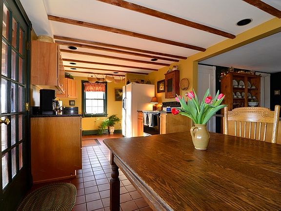 Kitchen
						:
						Ceramic Tile Floors