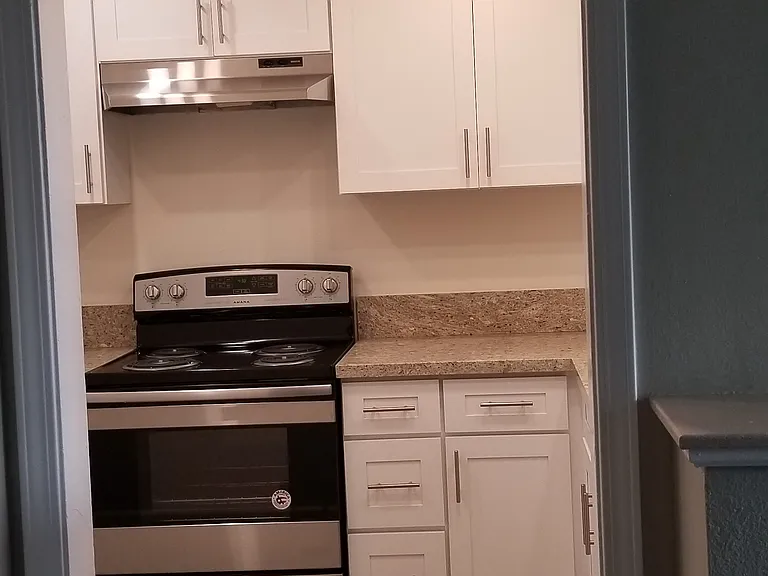 Chateau Gardens Apartments — Photo 25