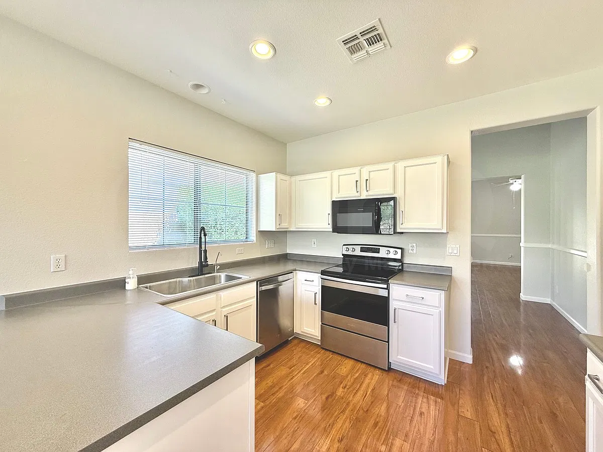 3 bed, 2.0 bath, 1567 sqft, $2,199 — Photo 4