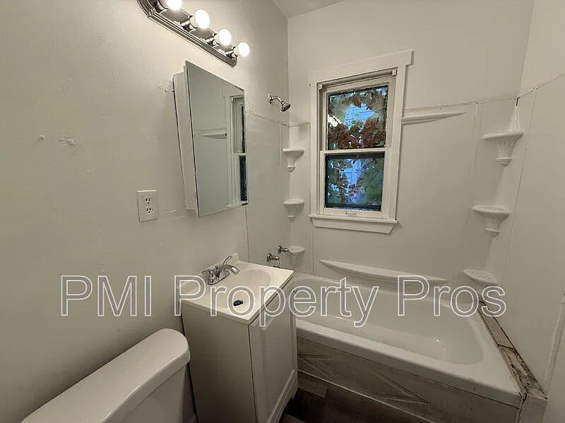 2 bed, 1.0 bath, 865 sqft, $950 — Photo 1