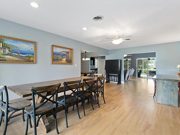 4th image of 619 W Lake Dr