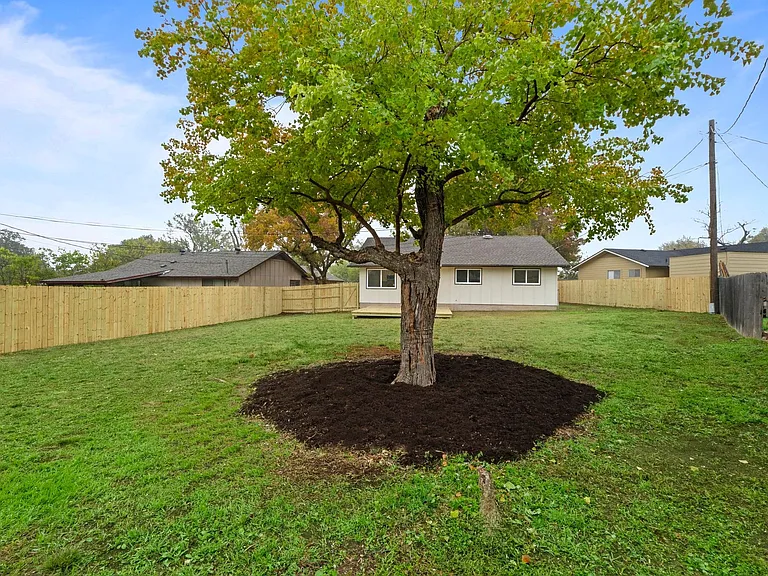 902 Warrington Dr — Photo 16