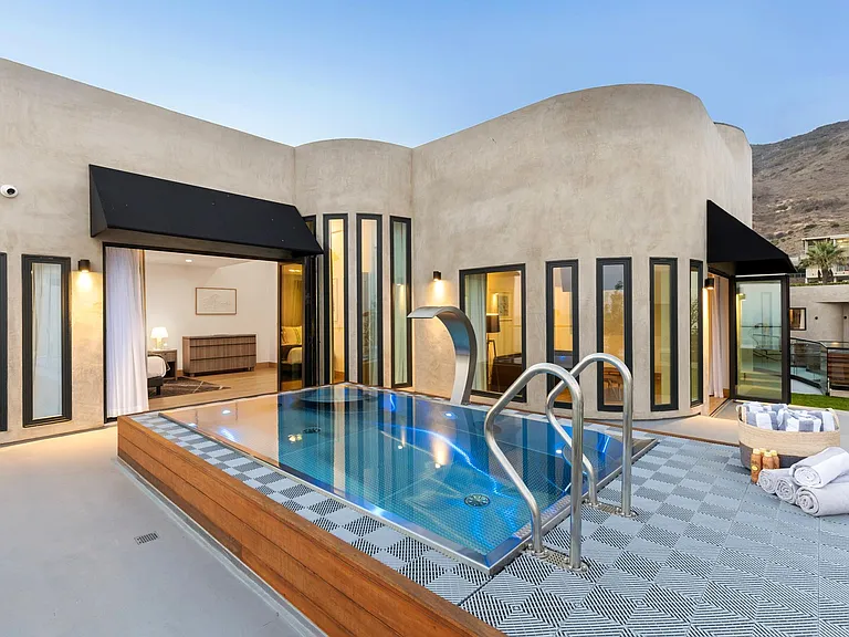 Bubbly and warm jacuzzi overlooking the Pacific Ocean.