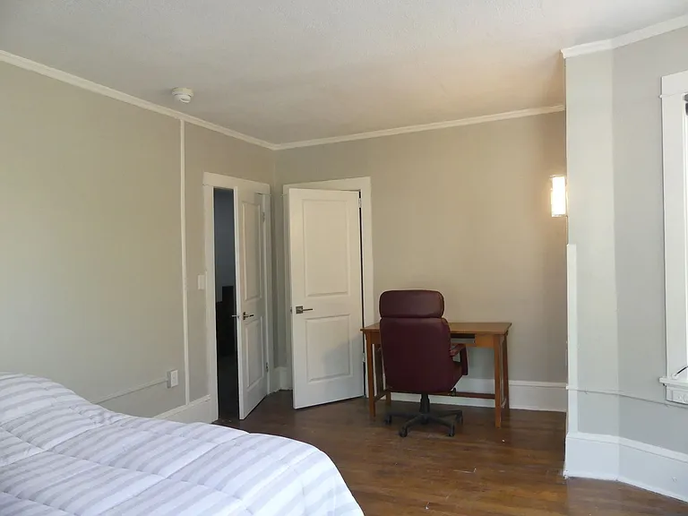 609 E State St — Photo 259
