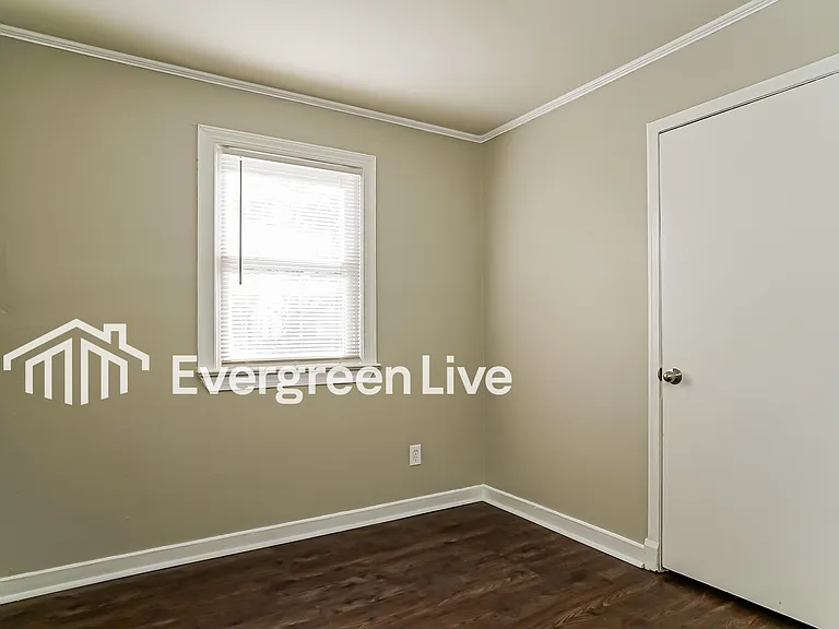 1820 N Lakeland Dr — Photo 11