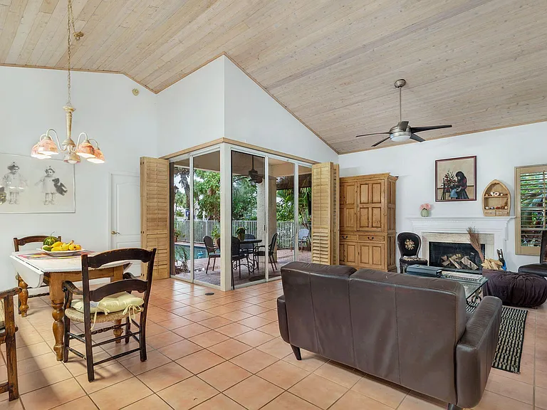 9358 Heathridge Dr — Photo 3