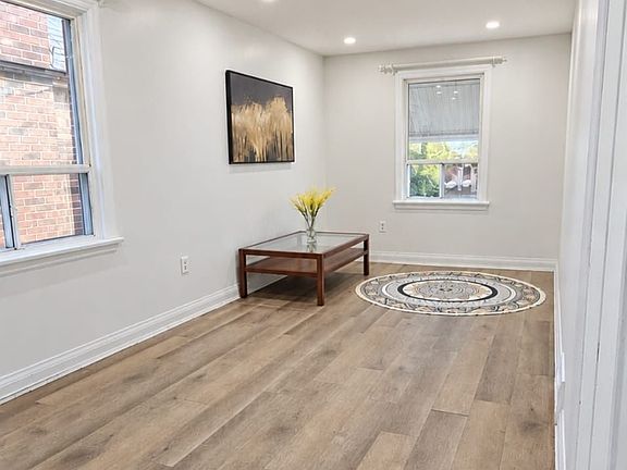 3rd image of 27 Inchcliffe Cres