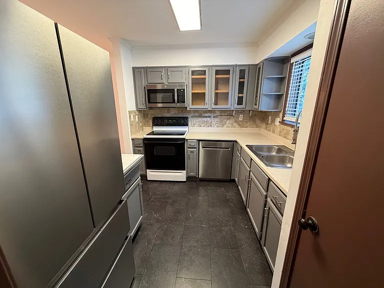 1702 Pine Tree Dr — Photo 8