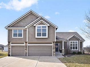 17802 Grey Hawke Rdg, Smithville, MO 64089
