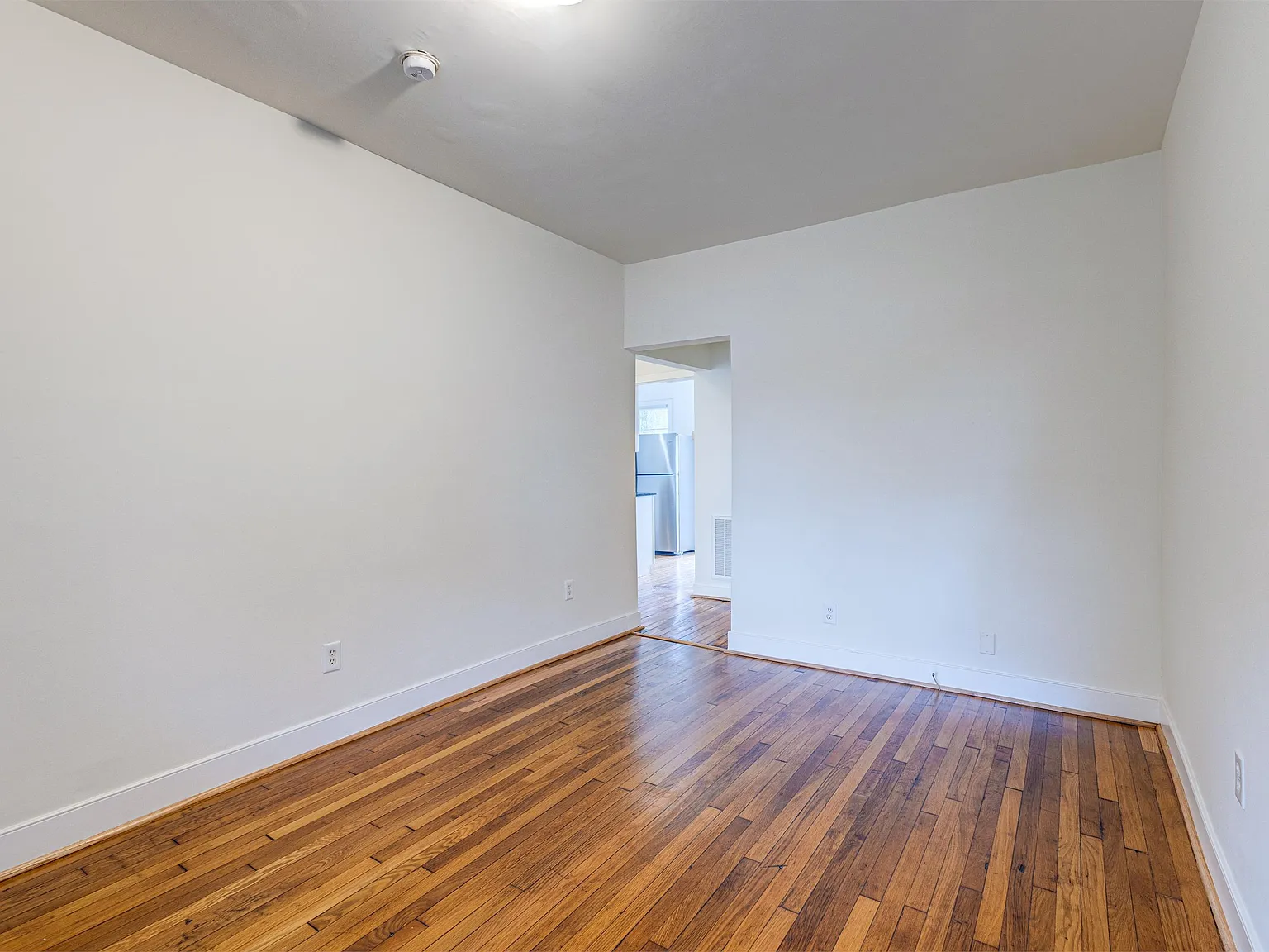 2922 Noble Ave - Unit A — Photo 3