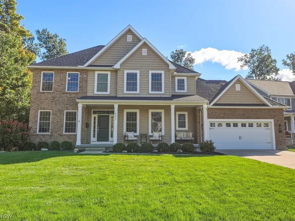 607 Crestview Dr, Bay Village, OH 44140