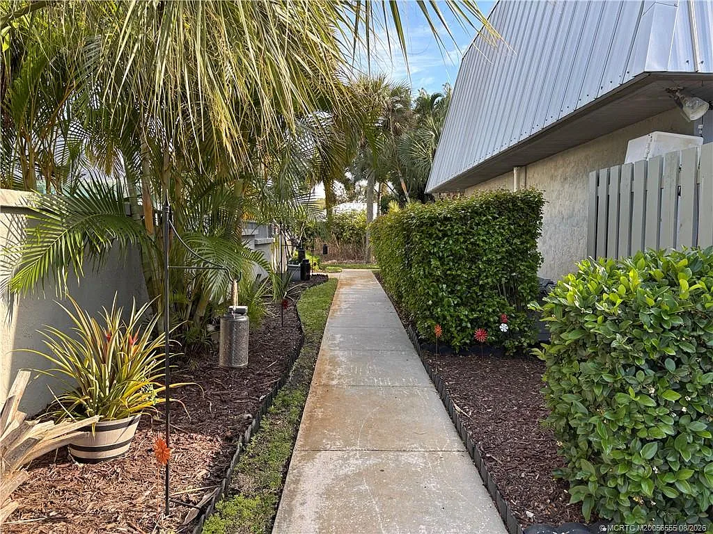 2 bed, 2.0 bath, 1400 sqft, $2,000 — Photo 2