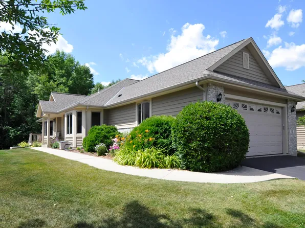 W243N2221 Deer Park Dr, Pewaukee, WI 53072