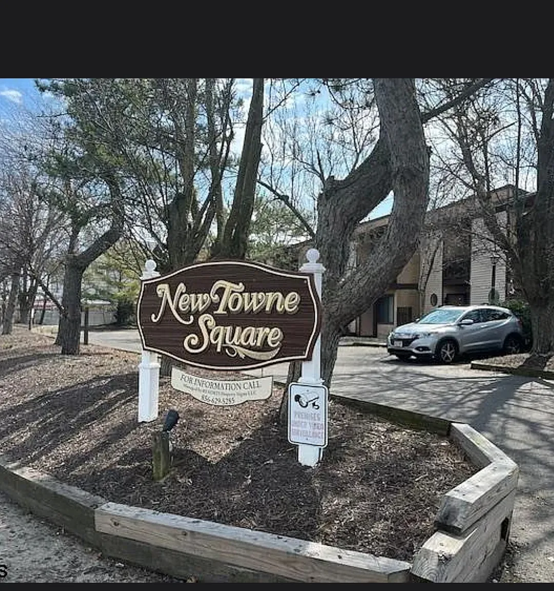207 Newtowne Sq — Photo 1