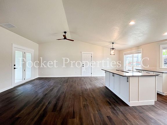 Livingroom/Dining/Kitchen Pocket Properties - 208-606-0018