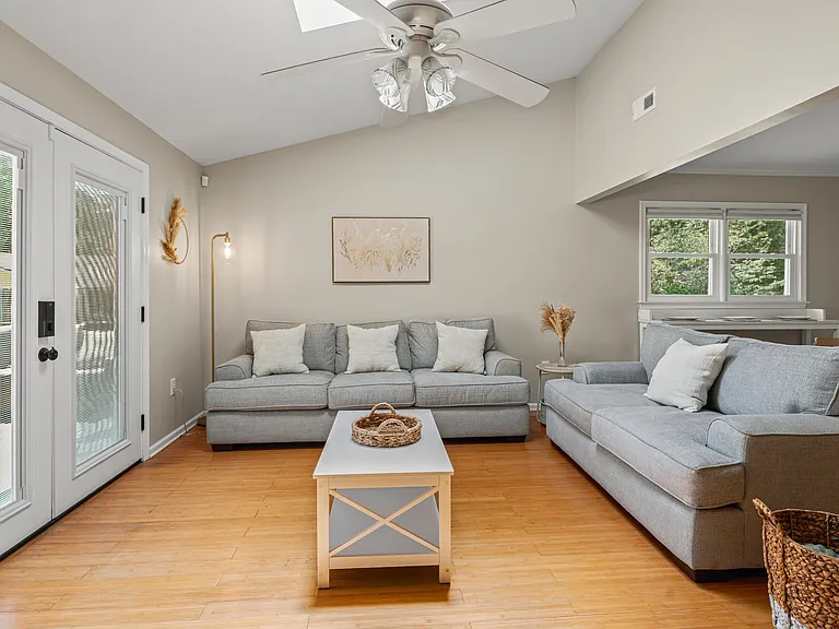 100 Harbor Dr — Photo 2
