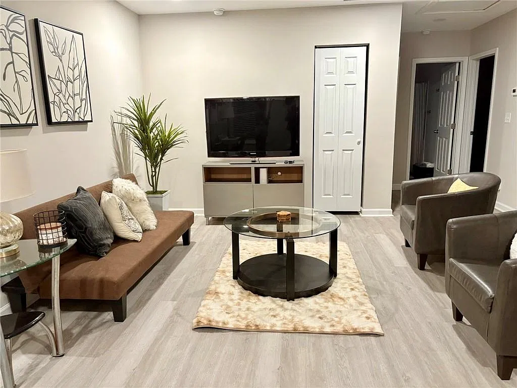 2 bed, 1.0 bath, 1559 sqft, $2,450 — Photo 3