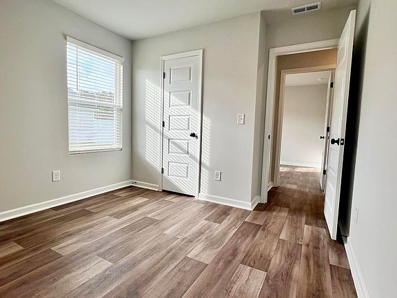 5th image of 157 Birchwood Dr
