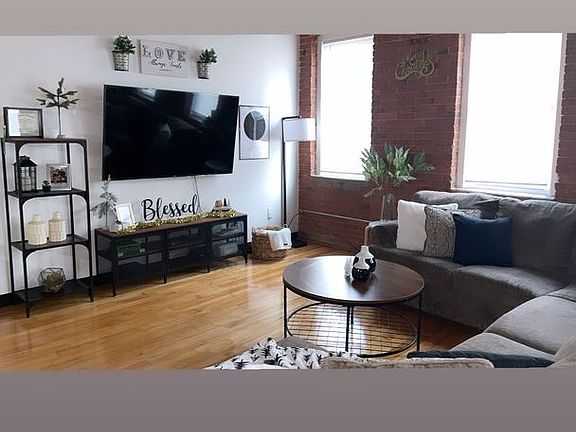 3rd image of 548 Roosevelt Ave Unit 9