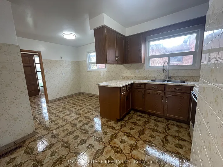 281 Driftwood Ave #MAIN FLOOR — Photo 8