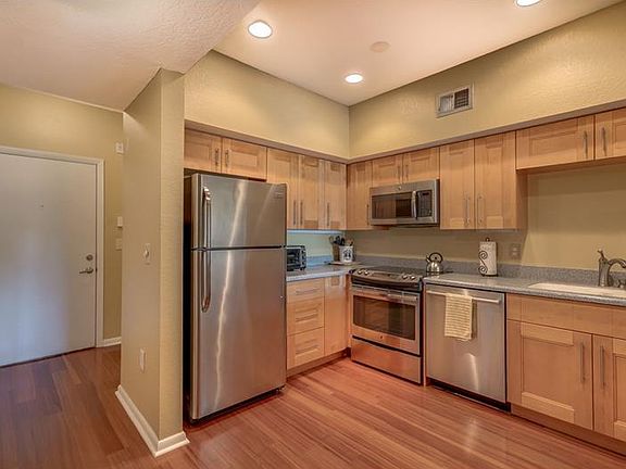 2nd image of 2331 W Horatio St Unit 633