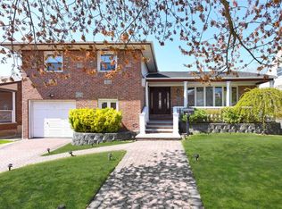 6352 252nd St, Little Neck, NY 11362