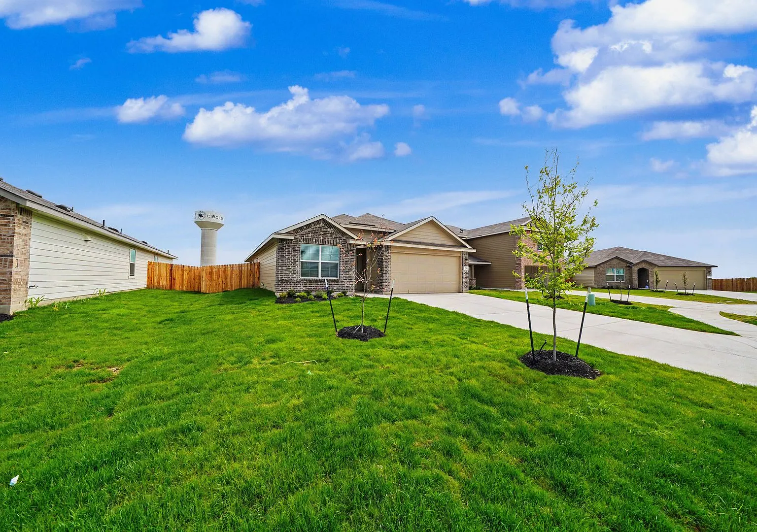 Like-New Cibolo Home with Flexible Living Space - Realtor Commission: $500 — Photo 4