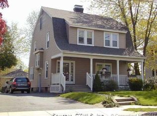 32 Quaker Ln N, West Hartford, CT 06119