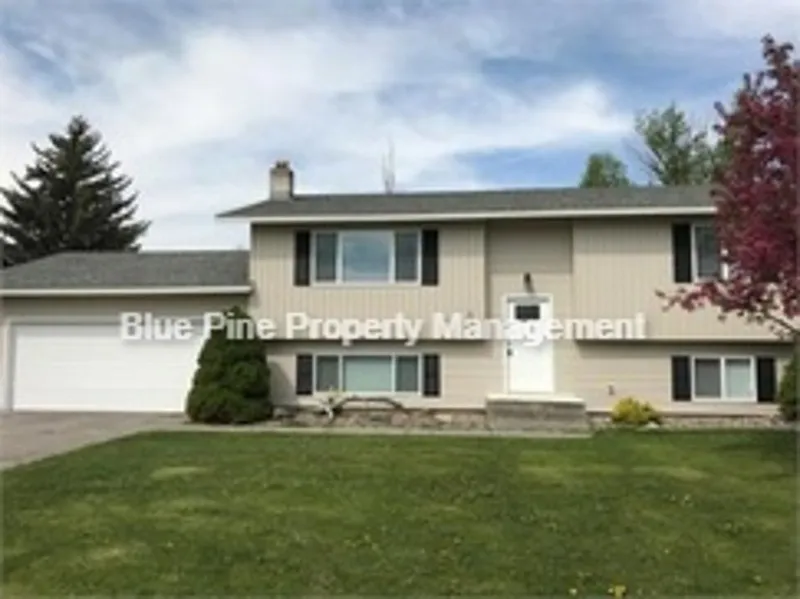 465 Lyn Ave