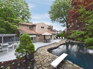 6 Lawrence Rd, Smithtown, NY 11754