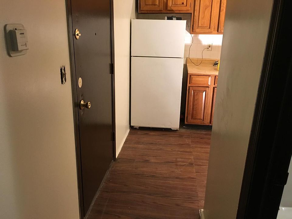 Hallway to kitchen