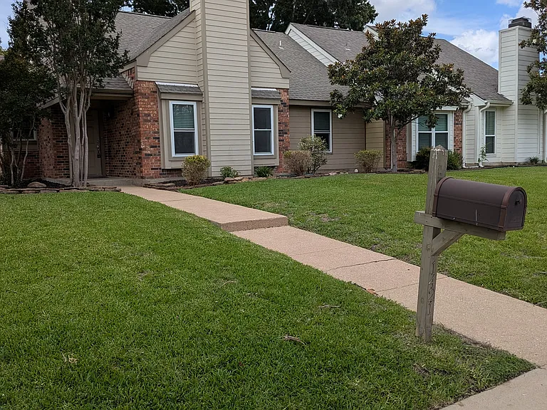1421 Broadmoor Dr — Photo 2