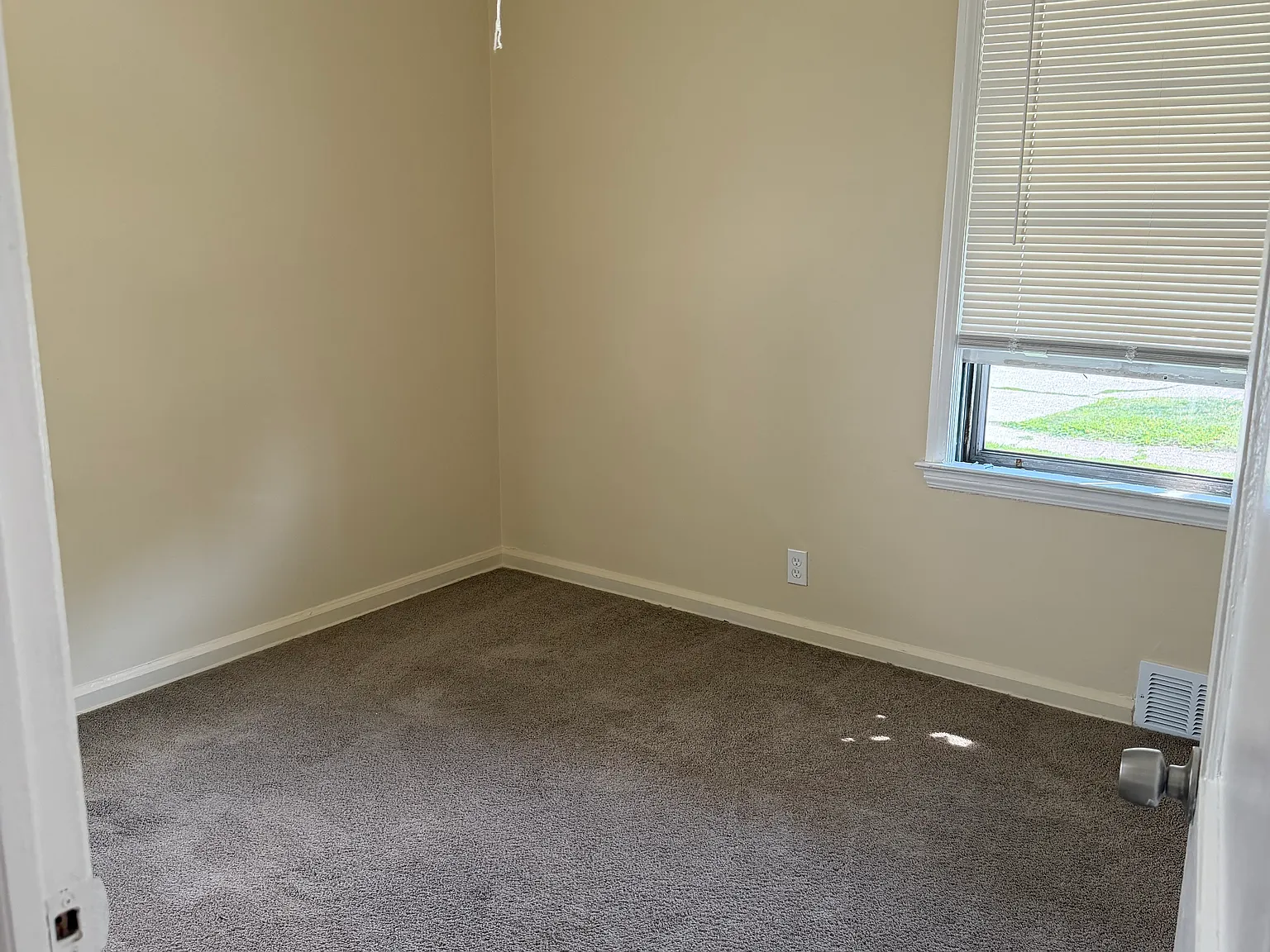 2 bed, $1,050 — Photo 2