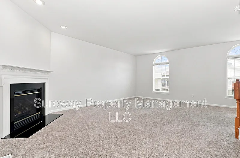3 bed, 2.5 bath, 2102 sqft, $3,300 — Photo 2
