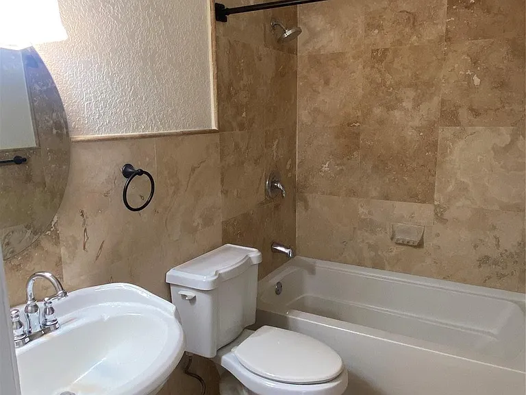 2200 NE 66th St #1412 — Photo 13