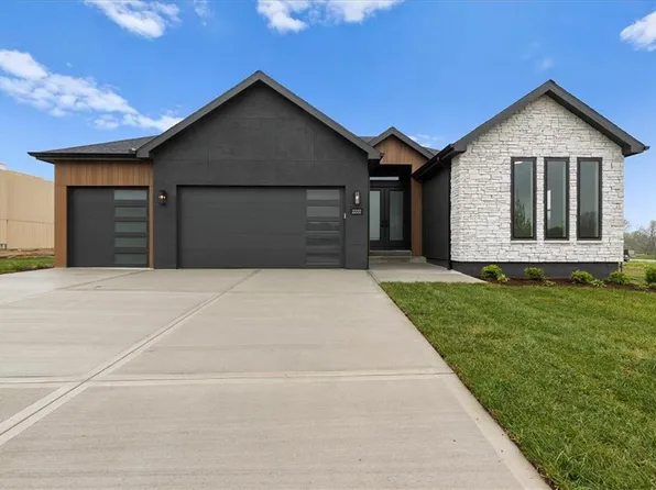 2222 SW Heartland Ct, Lees Summit, MO 64082