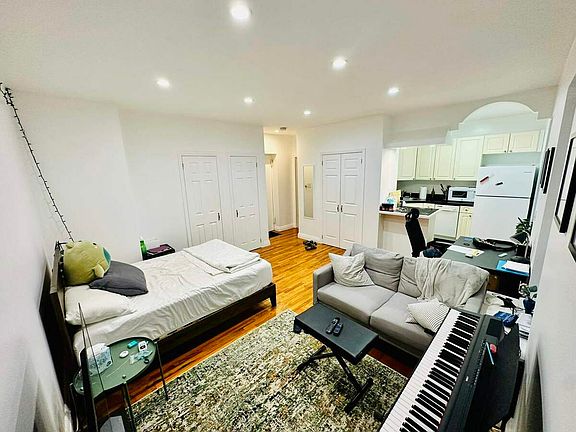 3rd image of 305 E 95th St APT 4H