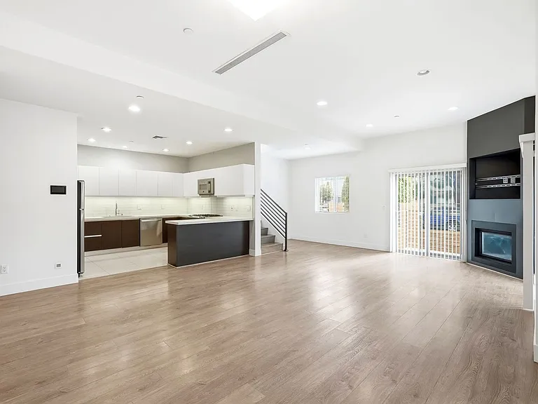 11305 Moorpark St — Photo 29
