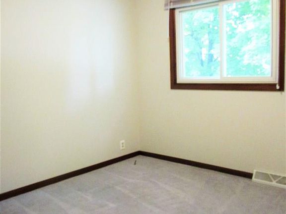5th image of 130 Windsor Dr