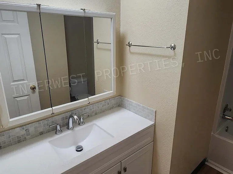 265 SW Salix Ter — Photo 16