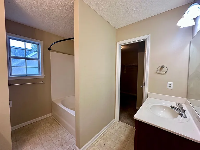 1161 Chivalry St — Photo 10