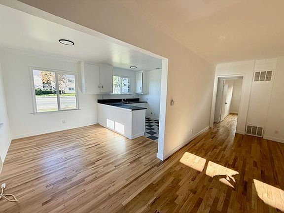 2nd image of 6100-6106 Woodman Ave #6106-1