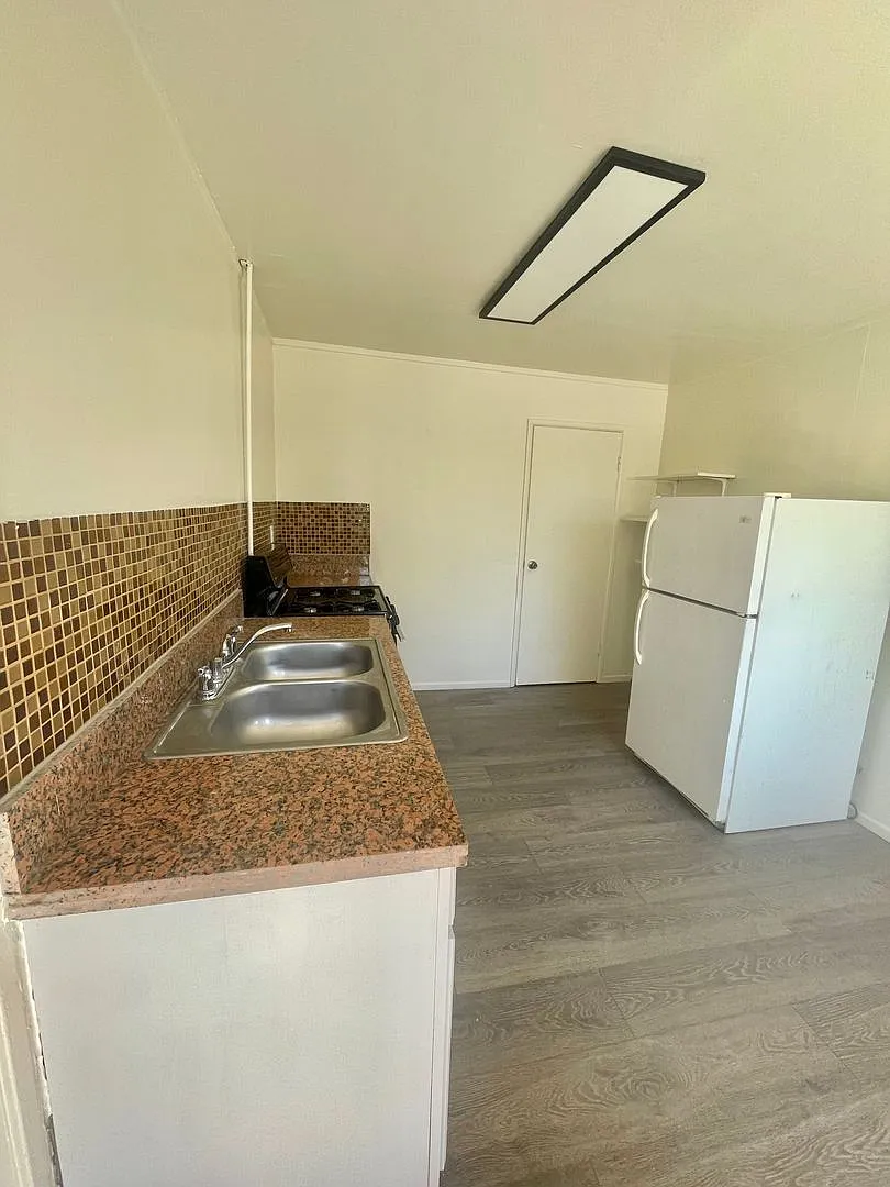 Studio Apartment, Conveniently Located — Photo 3
