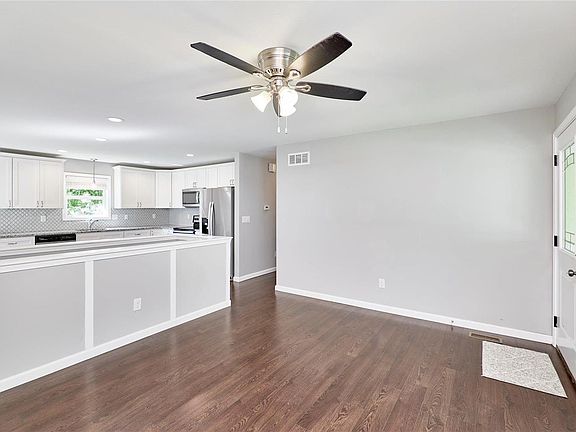 3rd image of 11980 Meadow Run Ct