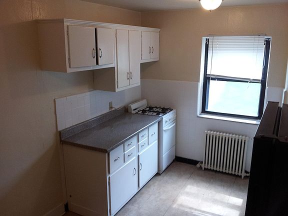 3rd image of 255 Linwood Ave APT C