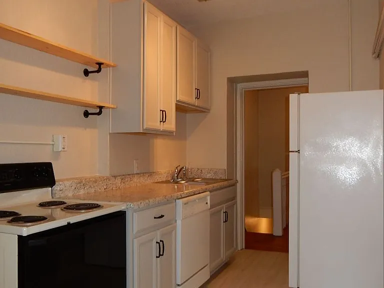 359-361 Elm Ave SW — Photo 9
