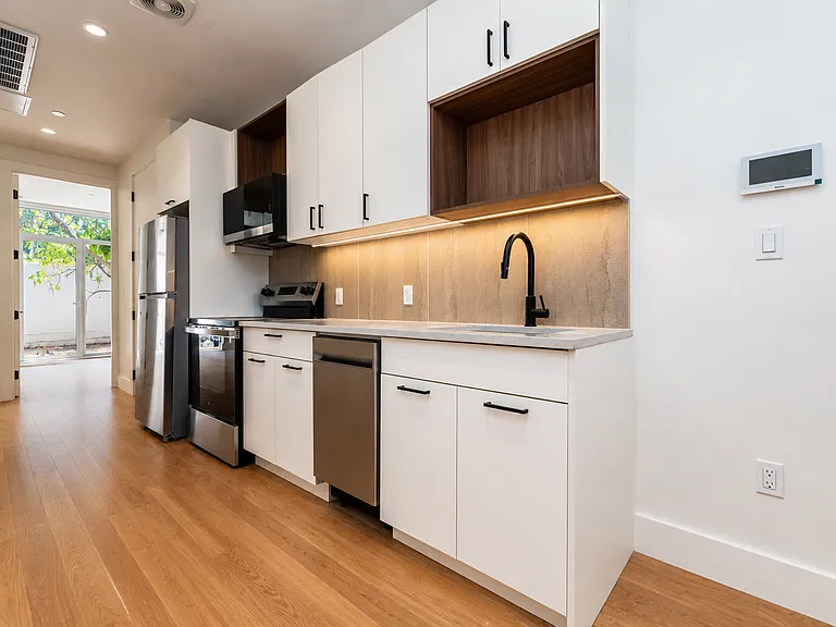 418 Lorimer St #1A — Photo 4