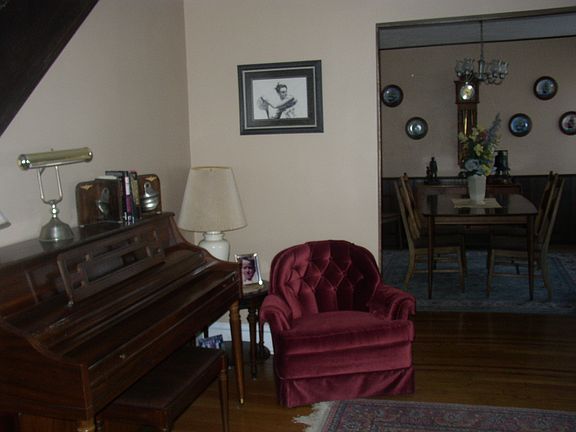 4th image of 122 Crestwood Ave