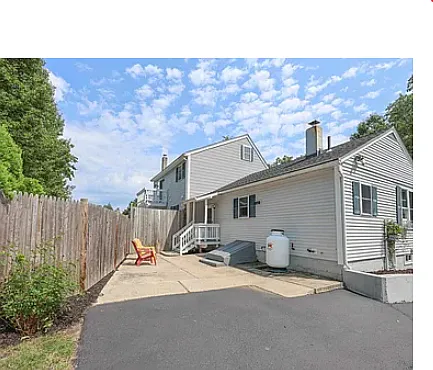 320 Manning St — Photo 2