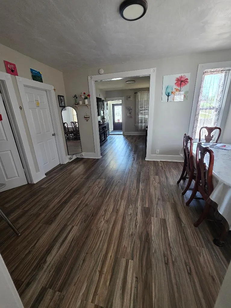 3 bed, 1000 sqft, $1,300 — Photo 2